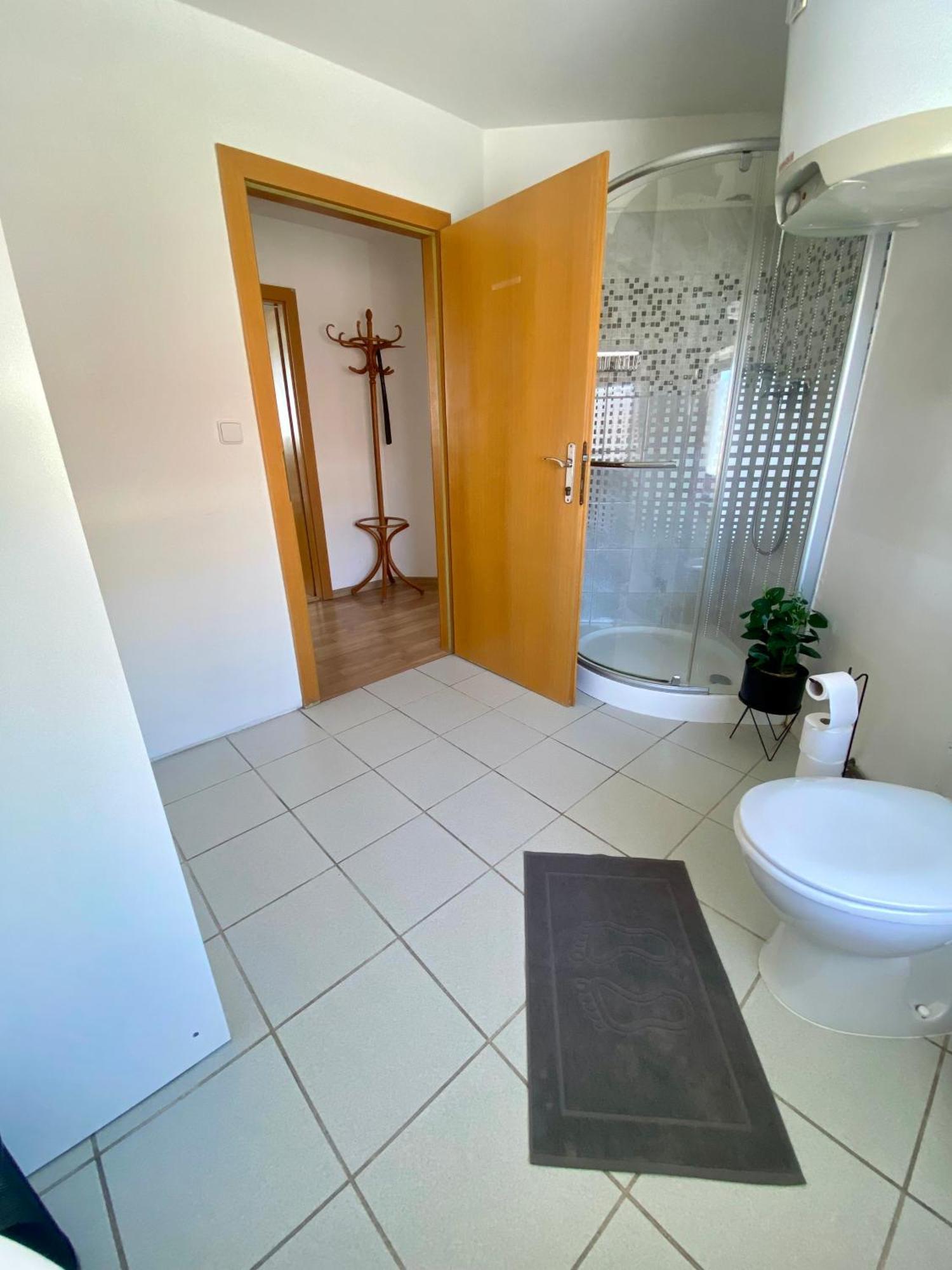 3-Bedroom Apartment In Rajhrad, With Kitchen, 2 Bathrooms, Parking Exterior photo